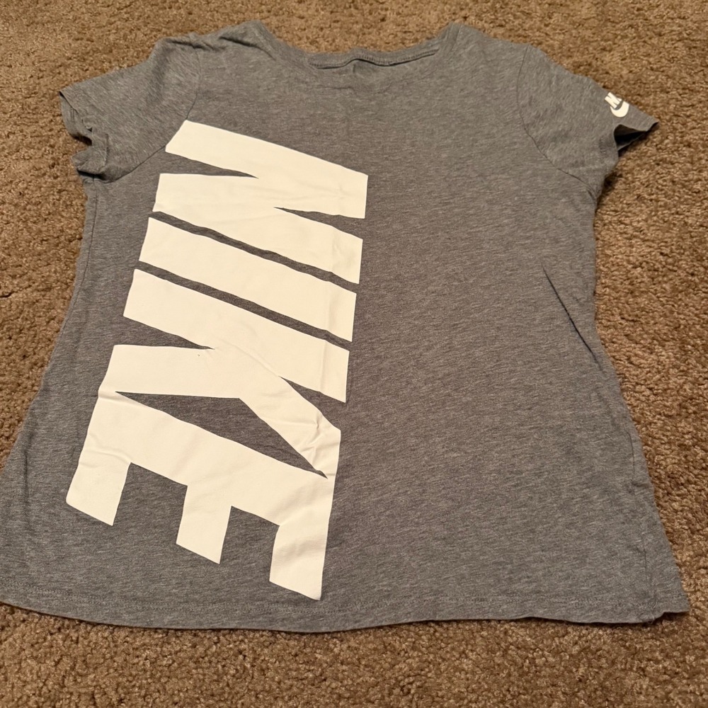 Nike Girls Gray Short Sleeve Graphic Logo T-Shirt Size XL Athletic Cut